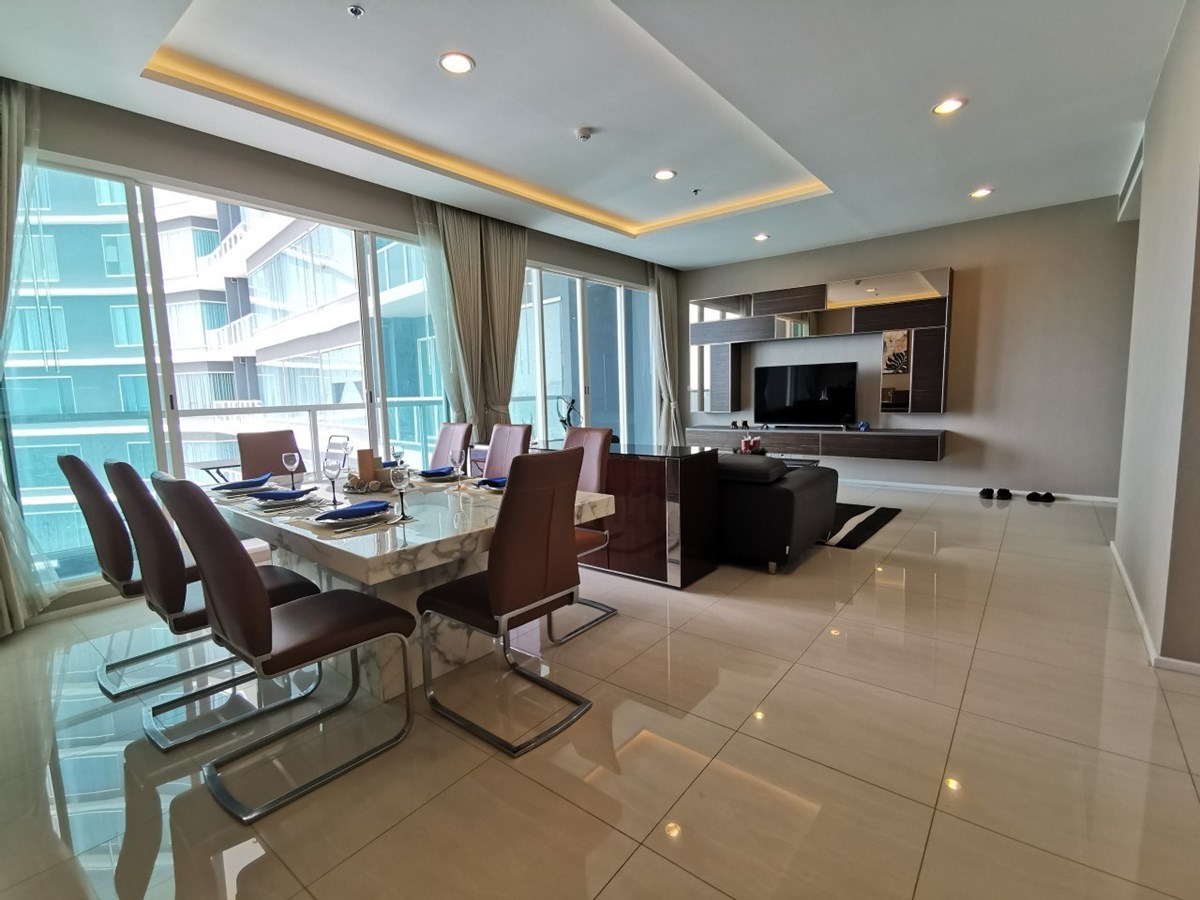 3+1 bedroom condo for rent at Menam Residences