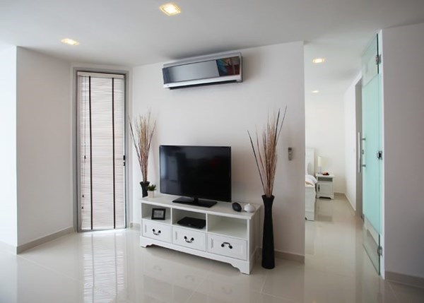 Large 1 bedroom condo located in Naklua for Sale and Rent