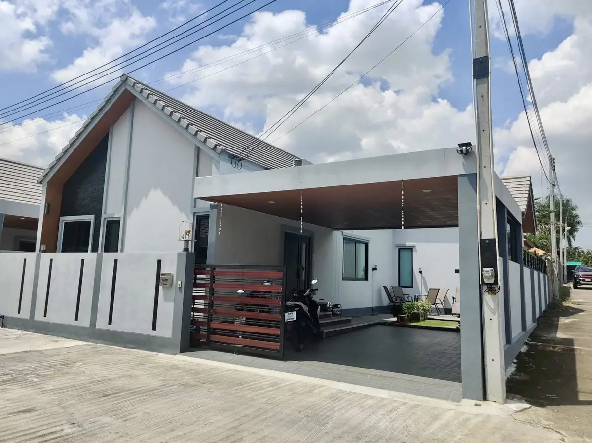 Modern Style 3 Bedroom house with Private Sauna on Chak Nok Lake East Pattaya.  - บ้าน -  - 