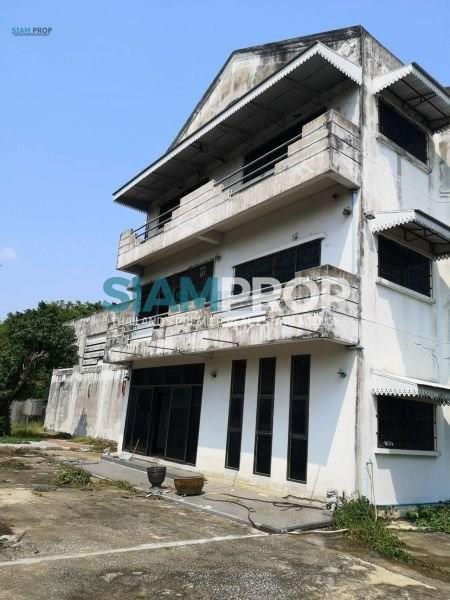 Sale with a 3-storey house 10 × 18 m. - House -  - 