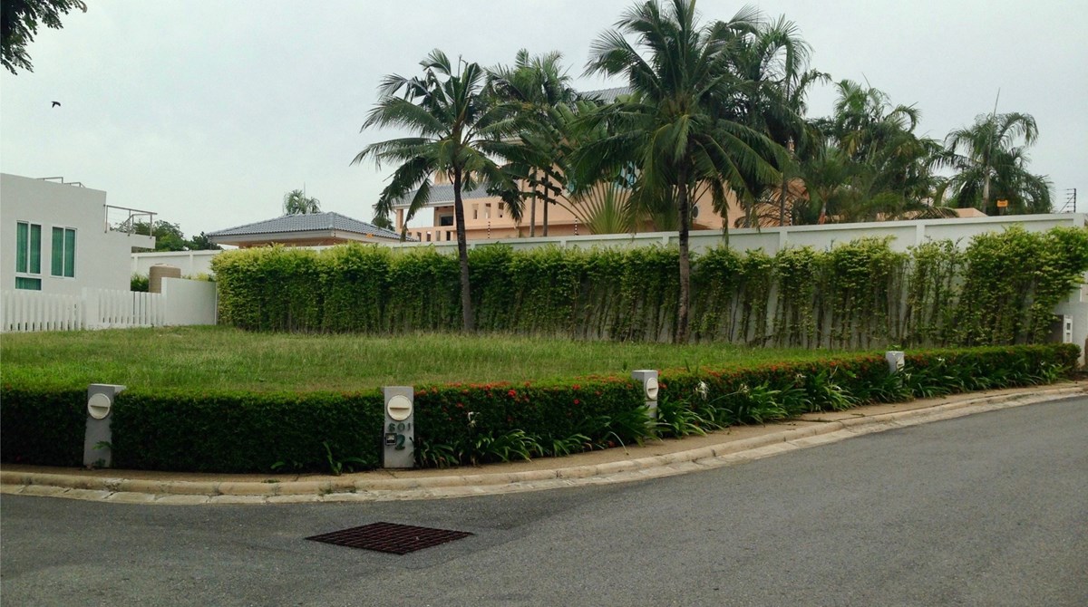 Corner Lot in upscale, gated, beachfront Community   - ที่ดิน - Bangsaray - 