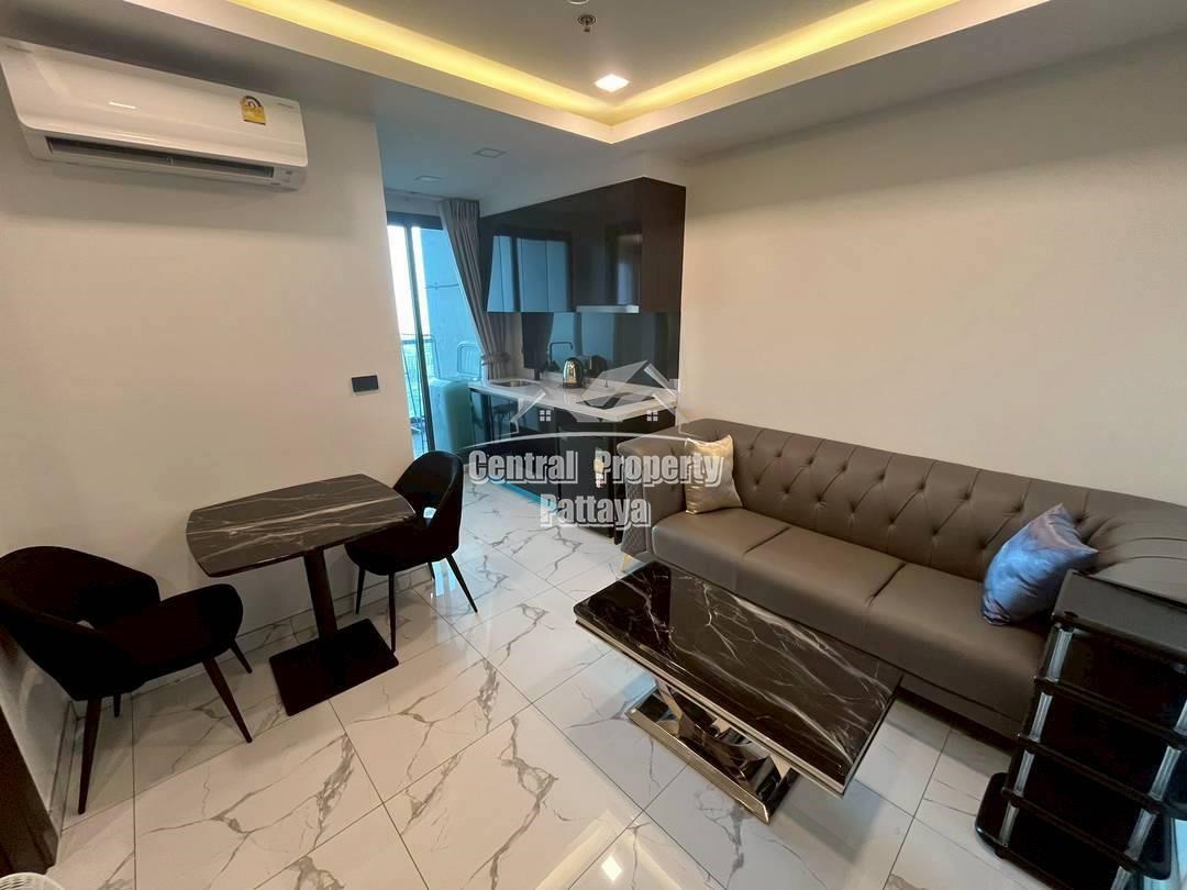 Luxury High-Rise Condominium in Central Pattaya Offering Panoramic Sea Views and Premium Facilities. - อพาร์ทเม้นท์ -  - 
