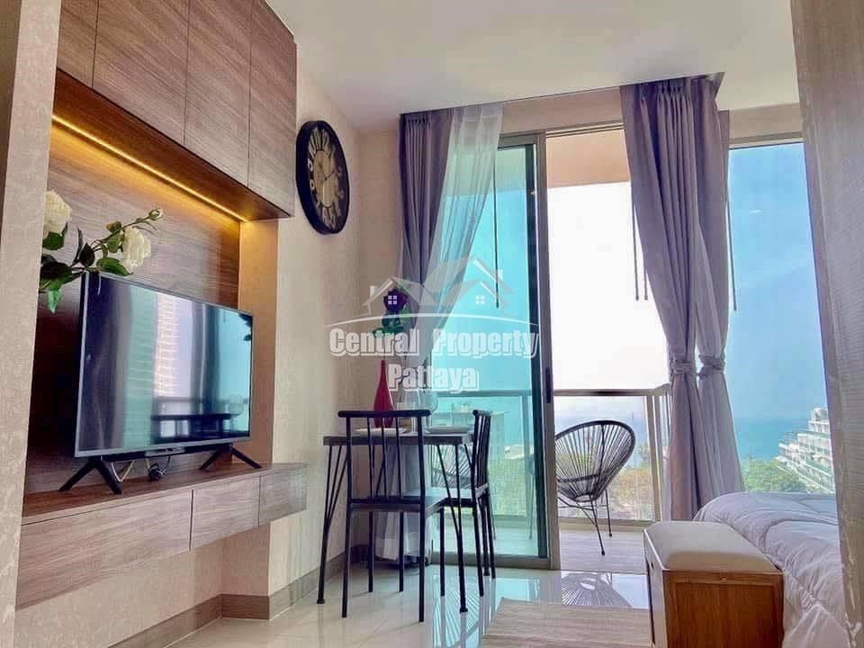 Luxury High-Rise Beachfront Condominium in Wongamat Offering Panoramic Sea Views and Five-Star Facilities. - Condominium - Na Kluea - 