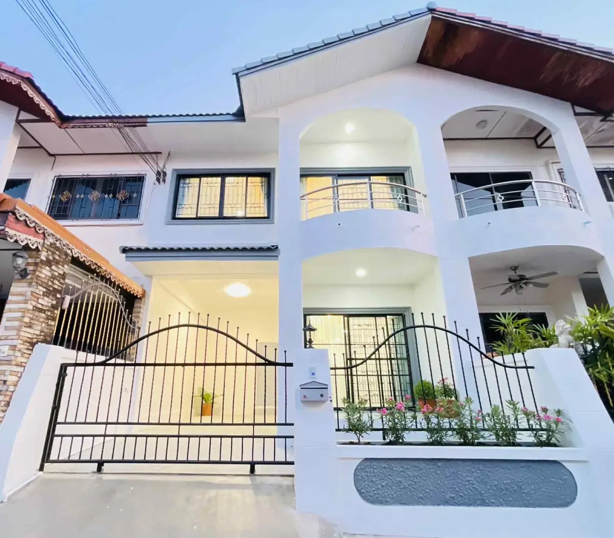 Two-story townhome for sale in Ekmongkol 5/1 Village - Town House - Khao Talo - 