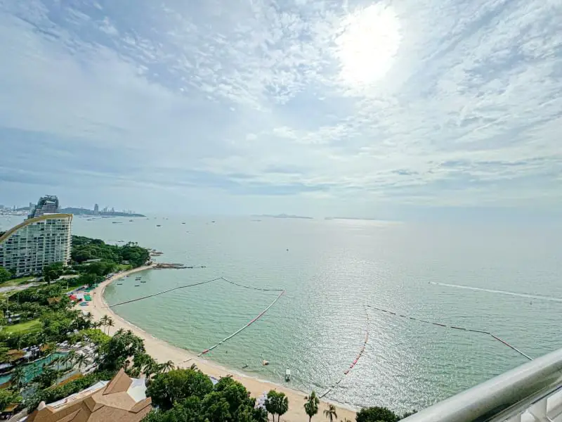 Saranchol Wong Amat: Luxurious 3-Bedroom Condo for Rent  - Condominium -  - 