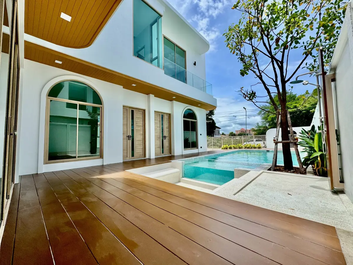 Pool villa located on Jomtien 2nd Road.5 Bedroom for sale - House -  - 
