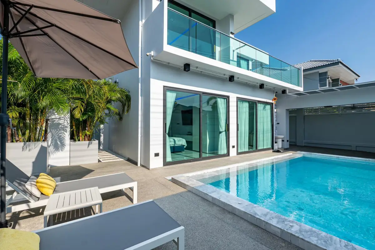 THE White House Jomtien Beach 5 Bedroom for sale - House -  - 