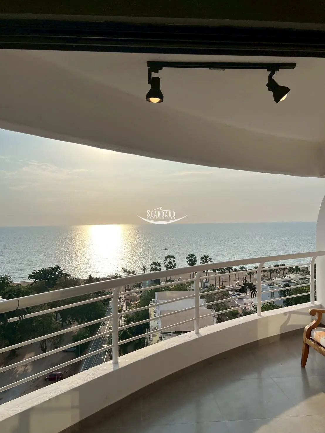 Metro Jomtien Beachfront Condominium fo Sale in Jomtien - Condominium - Jomtien - Jomtien Beach